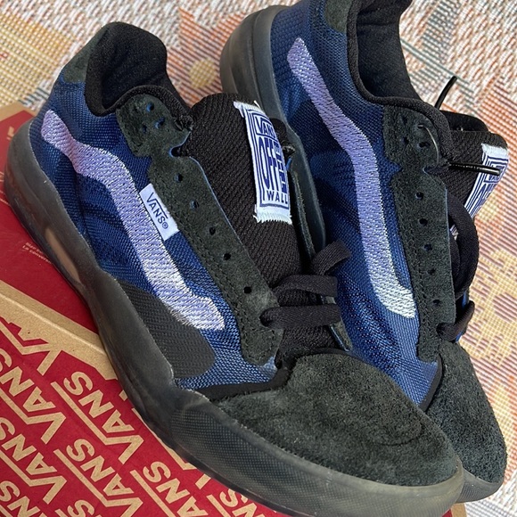 Vans WMNS Evdnt Ultimatewaf
(Deuce) Black/True Blue
VN0ASDY78B2
Sneakers - Picture 11 of 16